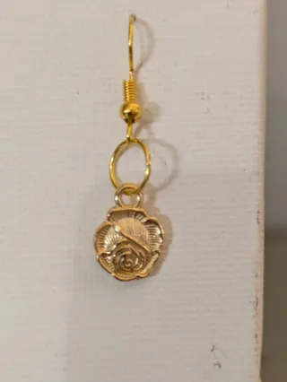 Pendientes colgantes dorados con diseño floral