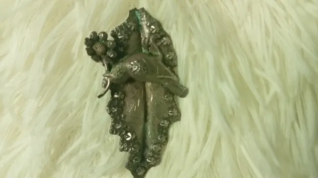 Broche antiguo pájaro y flor.