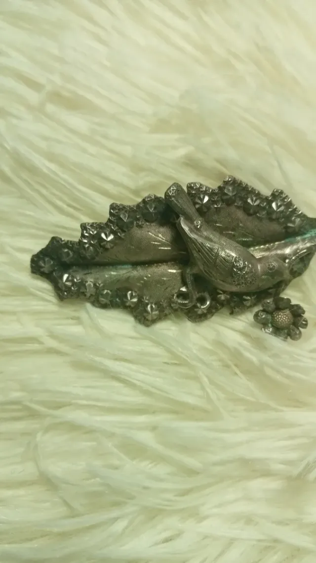 Broche antiguo pájaro y flor.