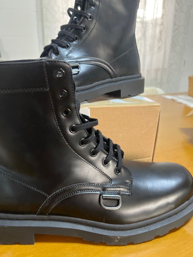 Botas negras con cordones y hebilla