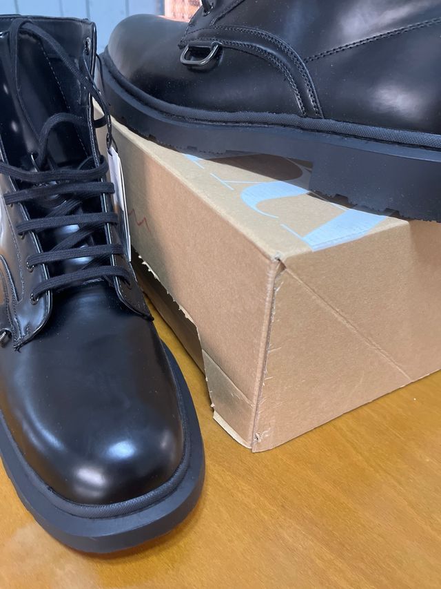 Botas negras con cordones y hebilla