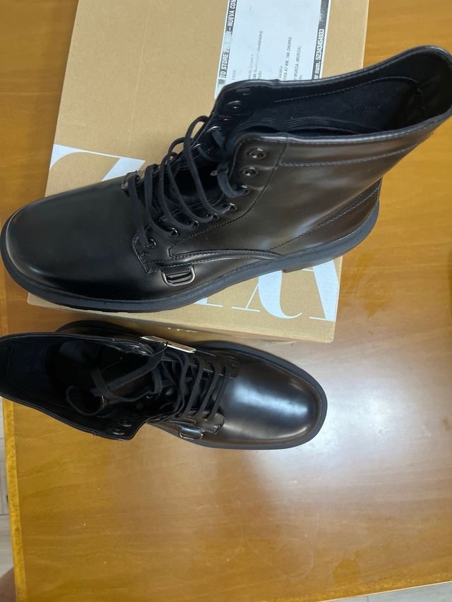 Botas negras con cordones y hebilla