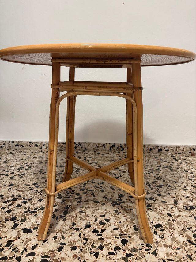 Mesa redonda de bambú y madera