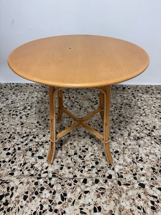 Mesa redonda de bambú y madera