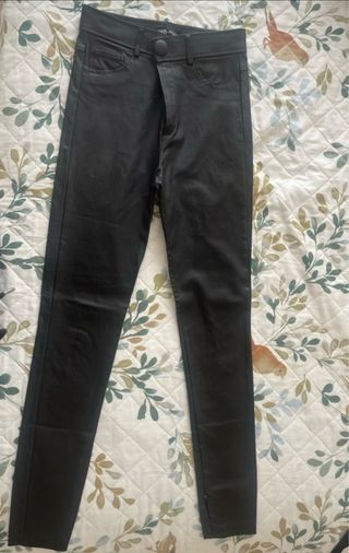 Pantalón pitillo efecto piel negro