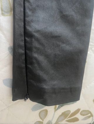 Pantalón pitillo efecto piel negro