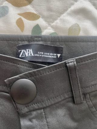 Pantalón pitillo efecto piel negro