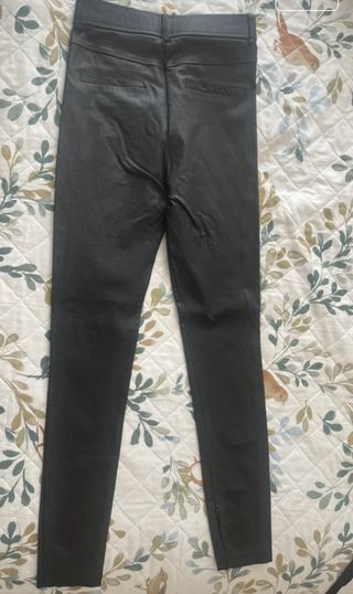 Pantalón pitillo efecto piel negro