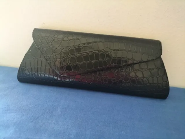 Pochette nera effetto coccodrillo