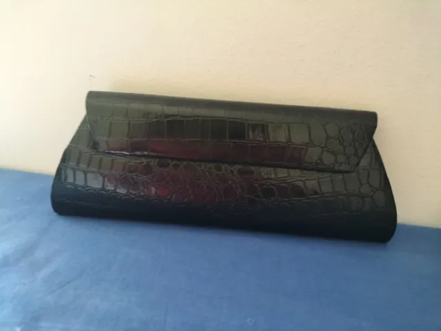 Pochette nera effetto coccodrillo