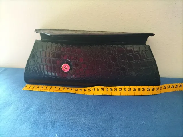 Pochette nera effetto coccodrillo
