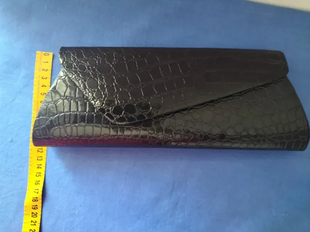 Pochette nera effetto coccodrillo