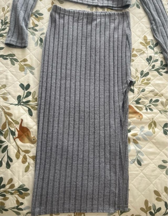 Conjunto Shein gris canalé crop top y falda