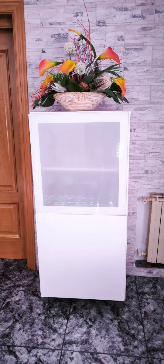 Mueble Ikea besta blanco brillo y cristal