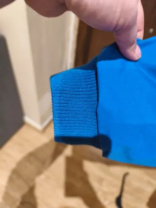 Chaqueta azul con capucha hombre.