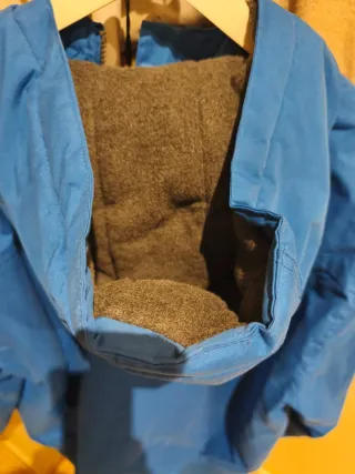 Chaqueta azul con capucha hombre.