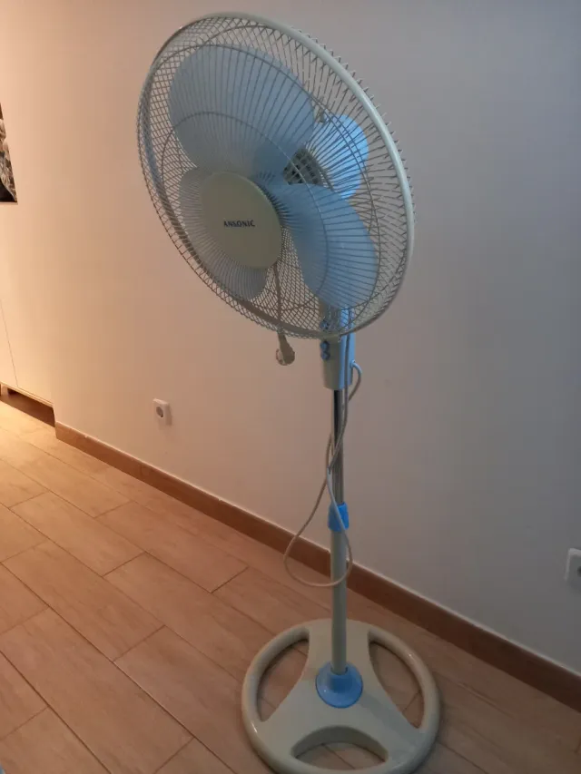 Ventilador de pie Ansonic beige y azul
