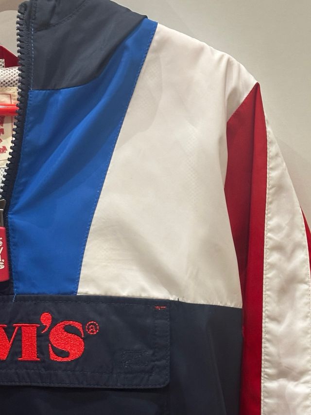 Chubasquero Levi's 4 años