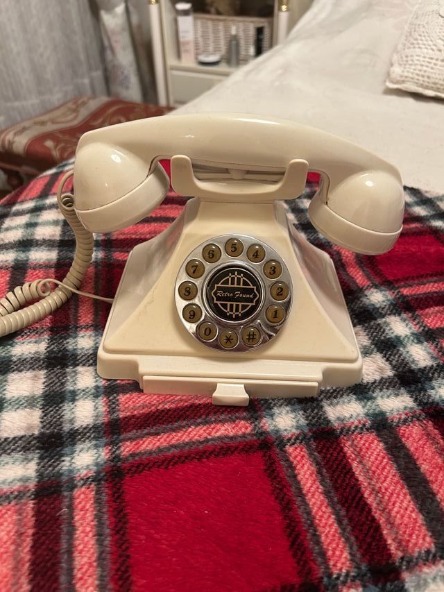 Teléfono antiguo beige con dial giratorio