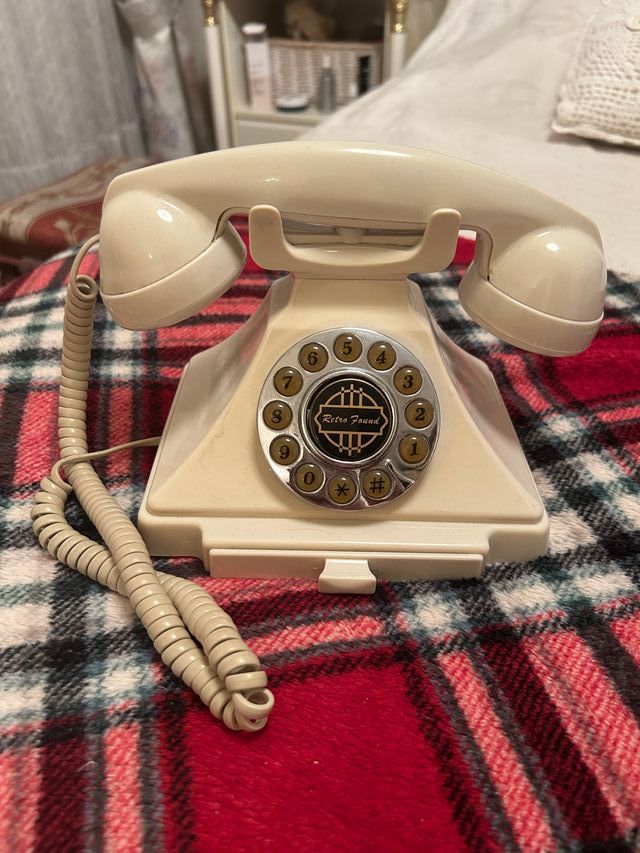 Teléfono antiguo beige con dial giratorio
