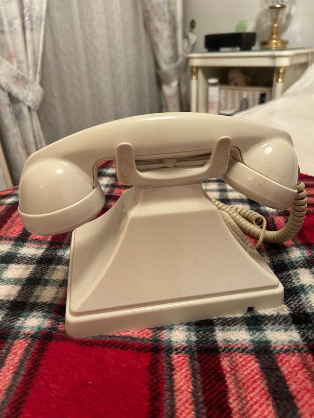 Teléfono antiguo beige con dial giratorio