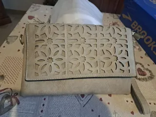 Pochette beige con decorazioni floreali traforati