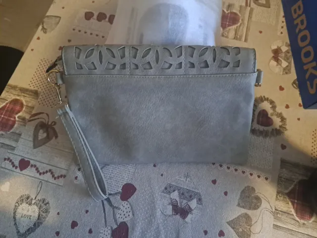 Pochette beige con decorazioni floreali traforati