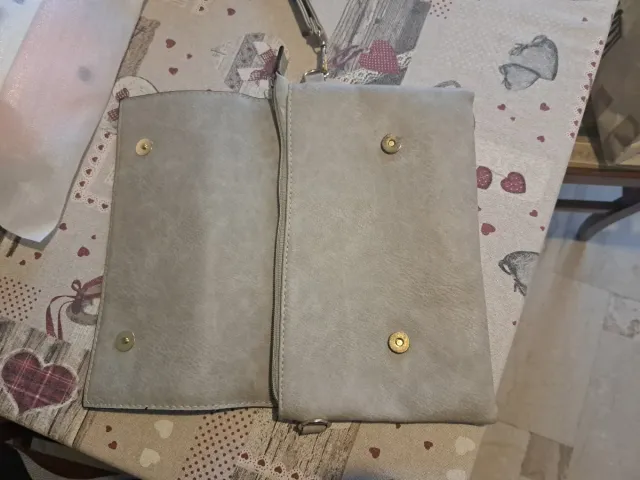 Pochette beige con decorazioni floreali traforati