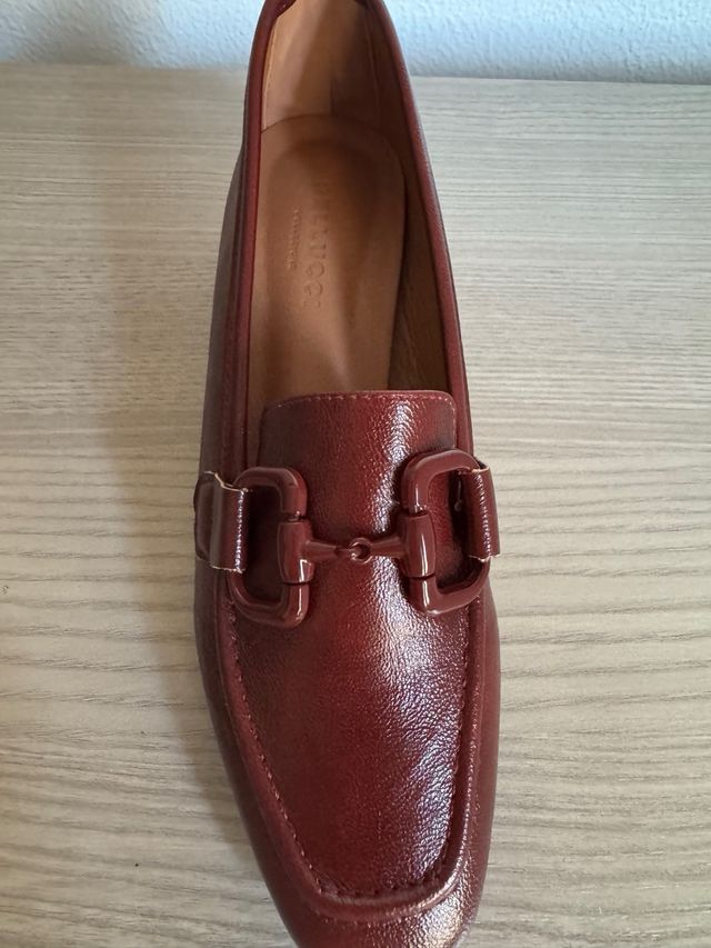 Mocasines planos burdeos con hebilla