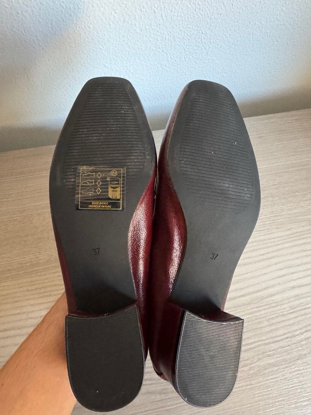 Mocasines planos burdeos con hebilla