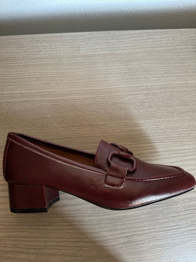 Mocasines planos burdeos con hebilla