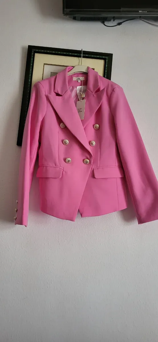 Blazer rosa con botones dorados