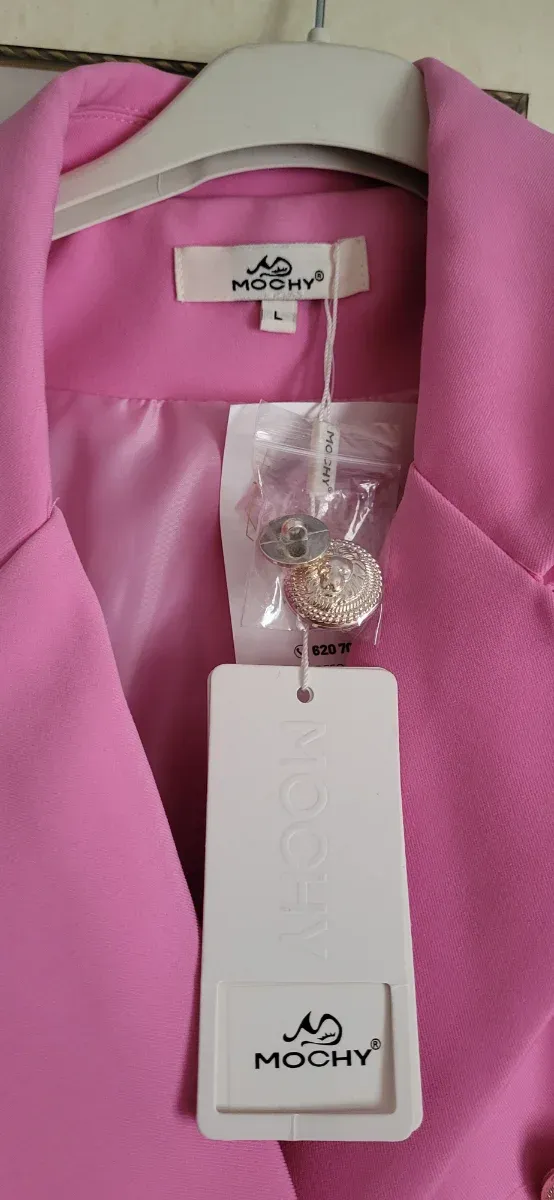 Blazer rosa con botones dorados