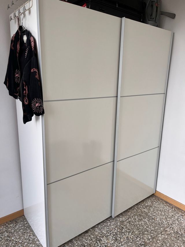 Guardaroba con ante scorrevoli beige e bianco