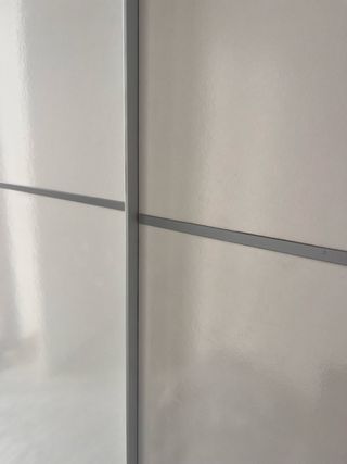 Guardaroba con ante scorrevoli beige e bianco