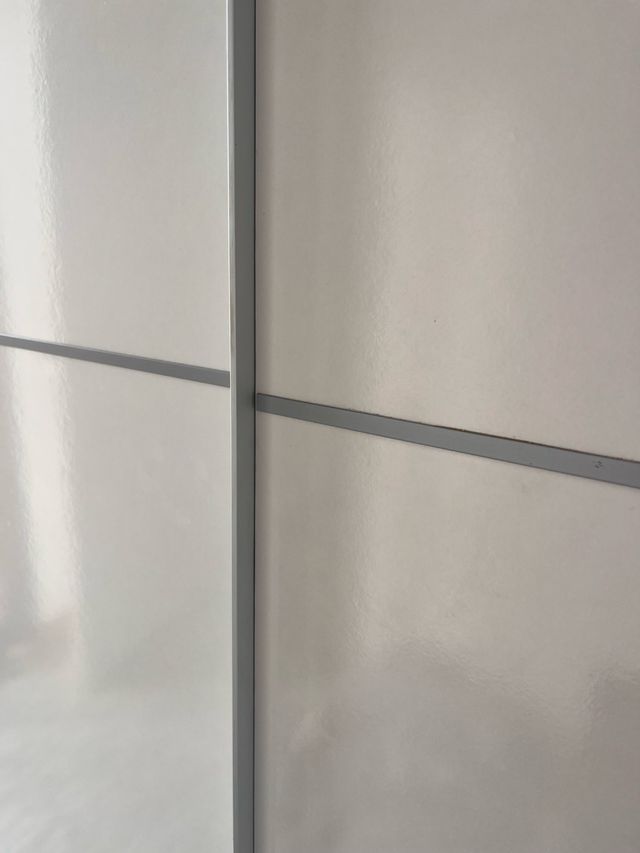 Guardaroba con ante scorrevoli beige e bianco