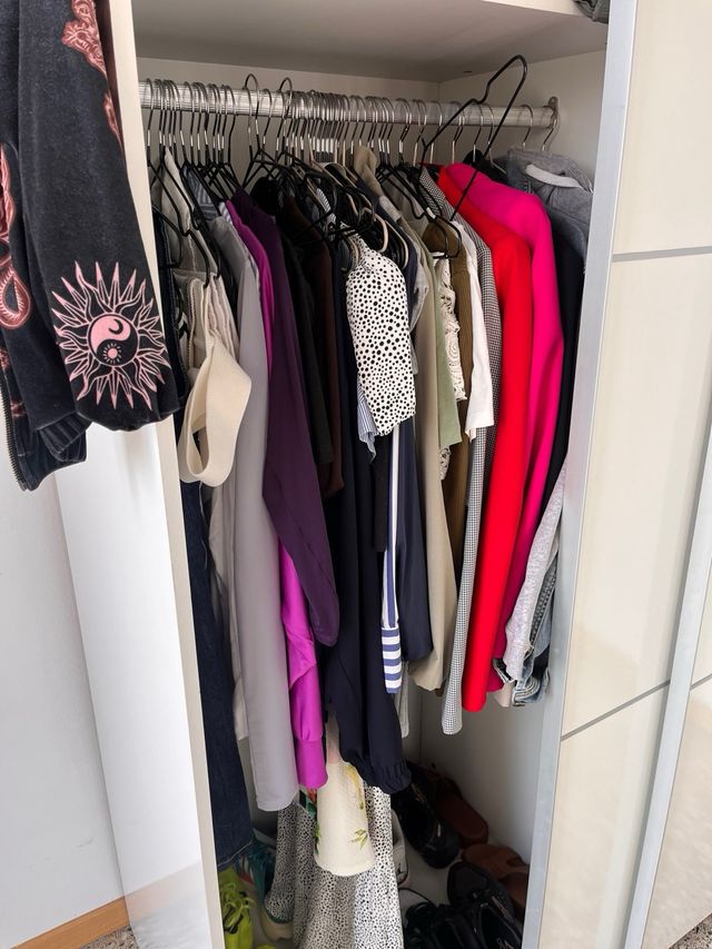 Guardaroba con ante scorrevoli beige e bianco