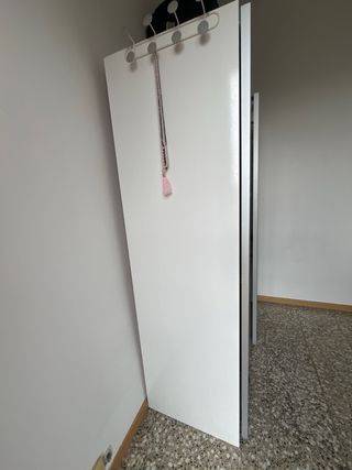 Guardaroba con ante scorrevoli beige e bianco