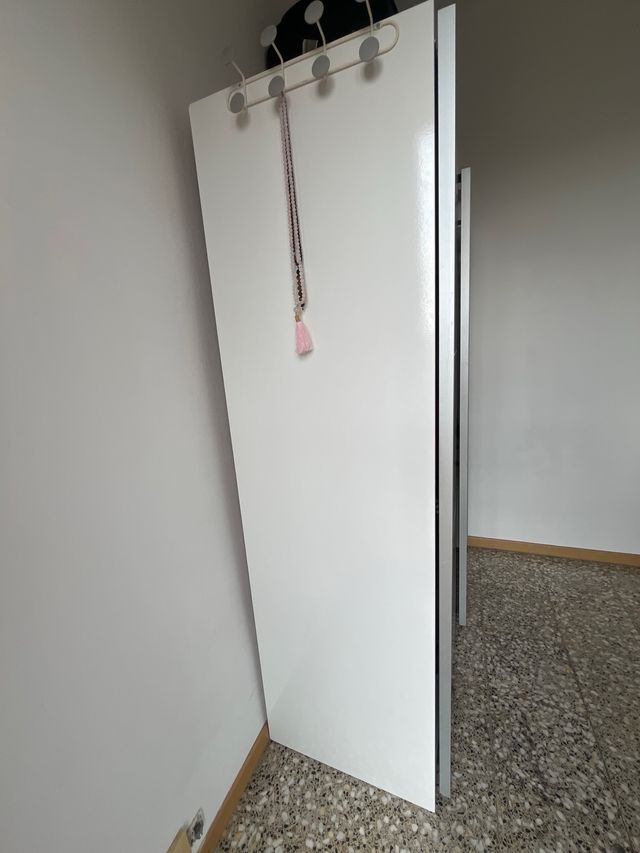 Guardaroba con ante scorrevoli beige e bianco