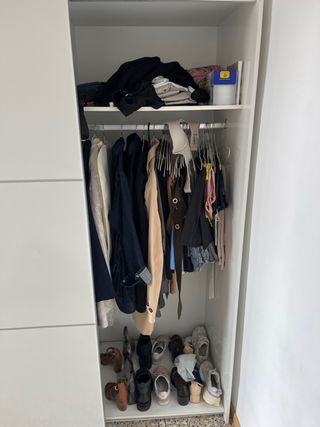 Guardaroba con ante scorrevoli beige e bianco