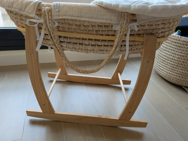 Moisés Pasito a Pasito Mimbre con colchón nuevo