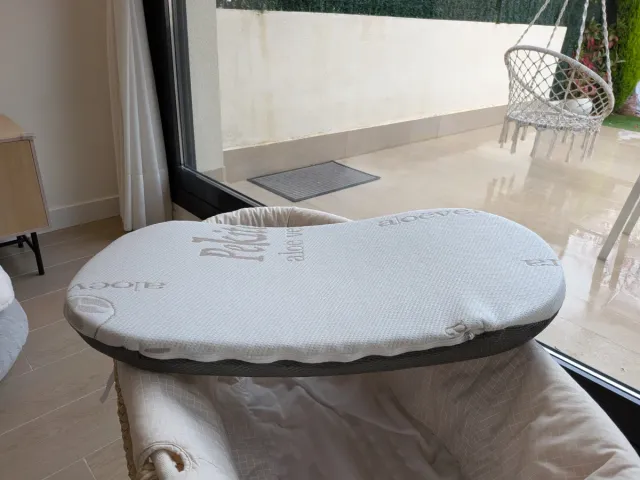 Moisés Pasito a Pasito Mimbre con colchón nuevo