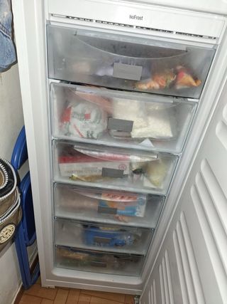 Congelador vertical con cajones y una nevera