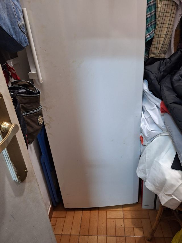 Congelador vertical con cajones y una nevera