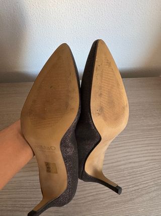 Zapatos de tacón miMaO negros con purpurina