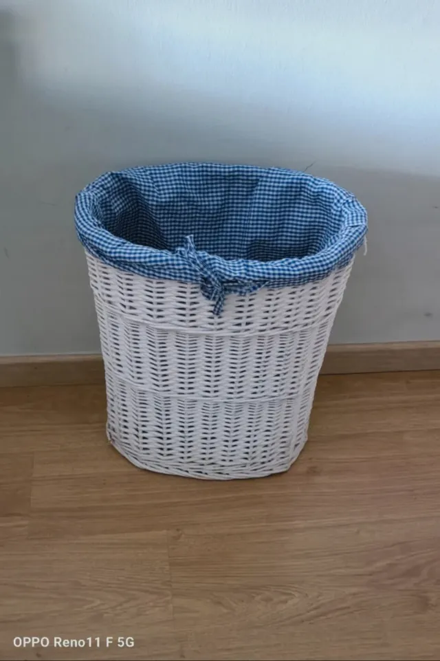 Cesto de mimbre blanco con forro azul