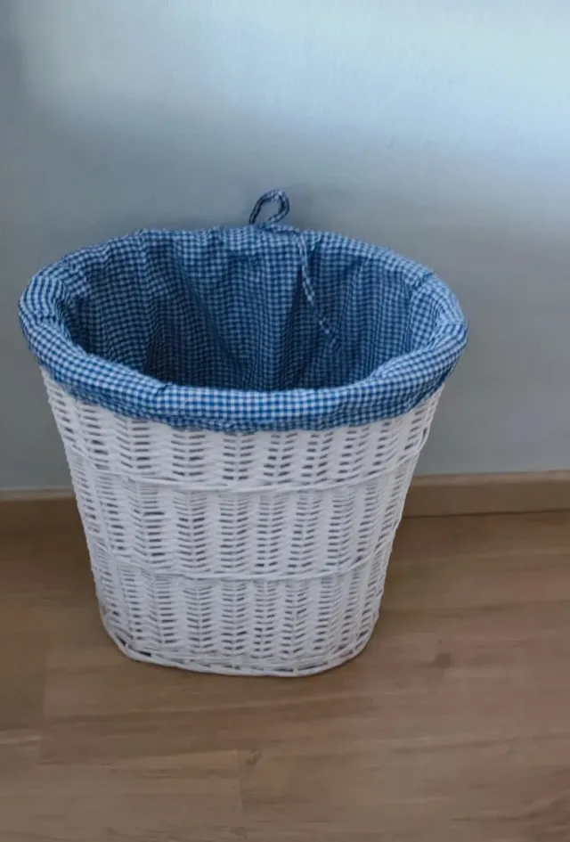 Cesto de mimbre blanco con forro azul