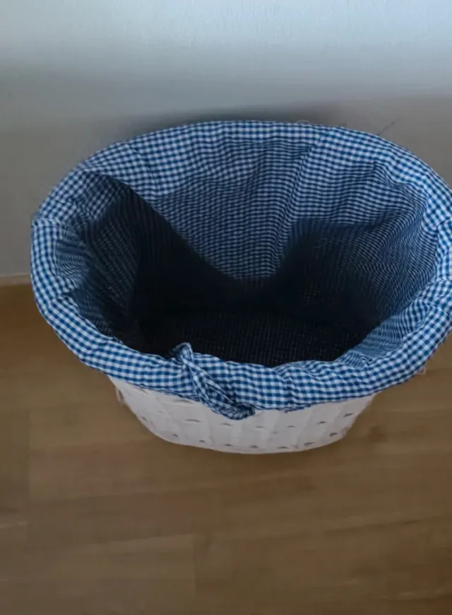 Cesto de mimbre blanco con forro azul