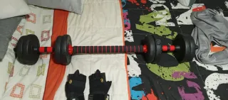 Pesas ajustables y guantes fitness