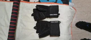 Pesas ajustables y guantes fitness